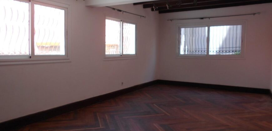 À louer une maison T4 sur trois niveaux située proche des commodités à Isoraka