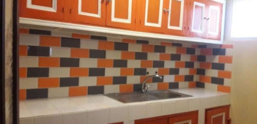 À louer une maison T4 sur trois niveaux située proche des commodités à Isoraka