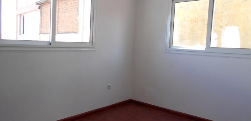 À louer une maison T4 sur trois niveaux située proche des commodités à Isoraka