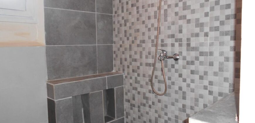 À louer une maison T4 sur trois niveaux située proche des commodités à Isoraka