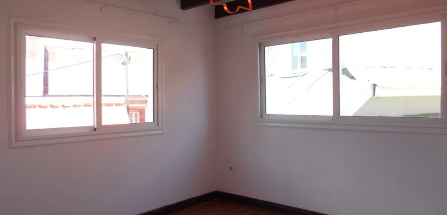 À louer une maison T4 sur trois niveaux située proche des commodités à Isoraka