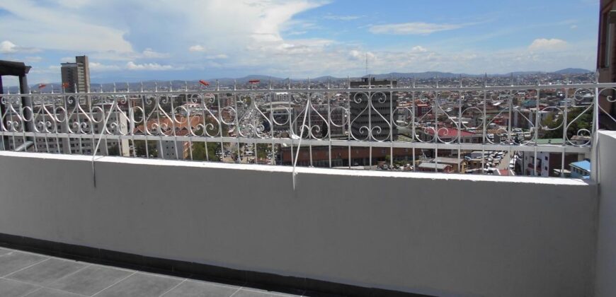 À louer une maison T4 sur trois niveaux située proche des commodités à Isoraka