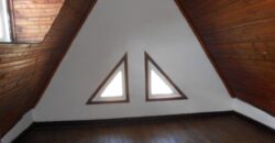 À louer une maison T4 sur trois niveaux située proche des commodités à Isoraka