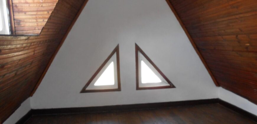 À louer une maison T4 sur trois niveaux située proche des commodités à Isoraka