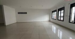 À louer un local d’environ 100 m² situé en bord de route à Mahamasina