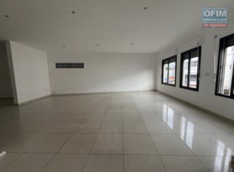 À louer un local d’environ 100 m² situé en bord de route à Mahamasina