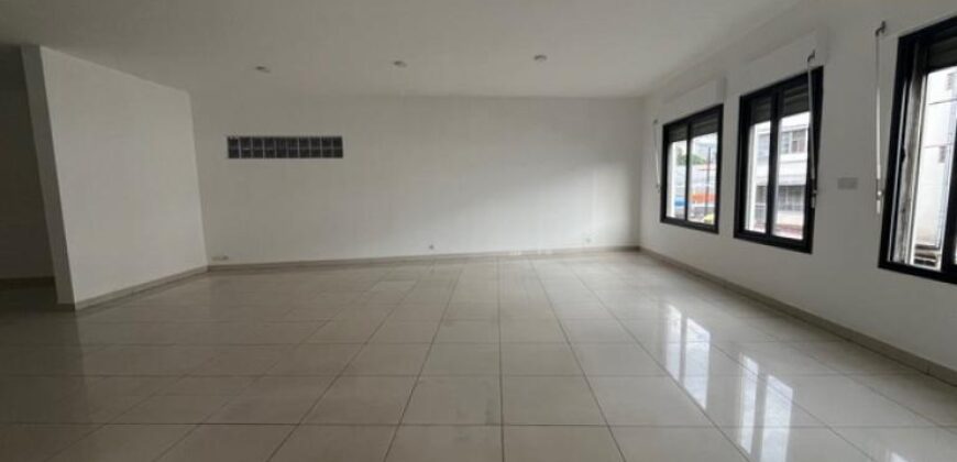 À louer un local d’environ 100 m² situé en bord de route à Mahamasina