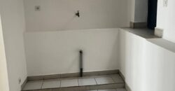 À louer un local d’environ 100 m² situé en bord de route à Mahamasina