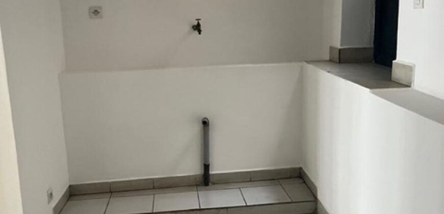 À louer un local d’environ 100 m² situé en bord de route à Mahamasina