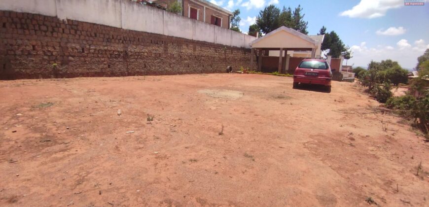 À vendre une propriété de 1588 m2 située à Anjomakely Ivato