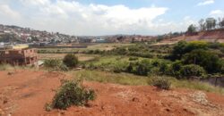 En vente un terrain de 960 m² idéalement situé dans un quartier calme résidentiel et prisé d’Ambohimangakely