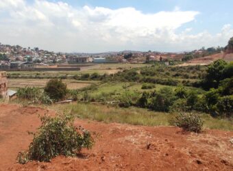 En vente un terrain de 960 m² idéalement situé dans un quartier calme résidentiel et prisé d’Ambohimangakely