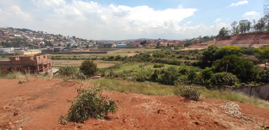 En vente un terrain de 960 m² idéalement situé dans un quartier calme résidentiel et prisé d’Ambohimangakely