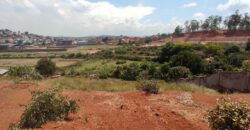 En vente un terrain de 960 m² idéalement situé dans un quartier calme résidentiel et prisé d’Ambohimangakely