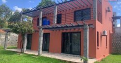 À louer une charmante villa F5 à étage située dans une résidence sécurisée à Ambatobe