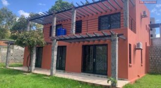 À louer une charmante villa F5 à étage située dans une résidence sécurisée à Ambatobe