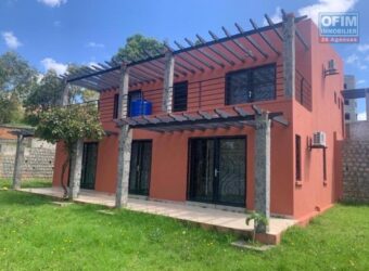 À louer une charmante villa F5 à étage située dans une résidence sécurisée à Ambatobe