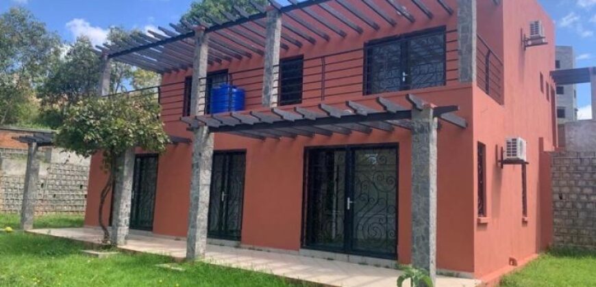 À louer une charmante villa F5 à étage située dans une résidence sécurisée à Ambatobe