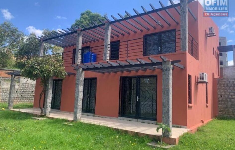À louer une charmante villa F5 à étage située dans une résidence sécurisée à Ambatobe