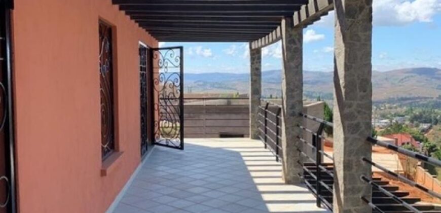 À louer une charmante villa F5 à étage située dans une résidence sécurisée à Ambatobe