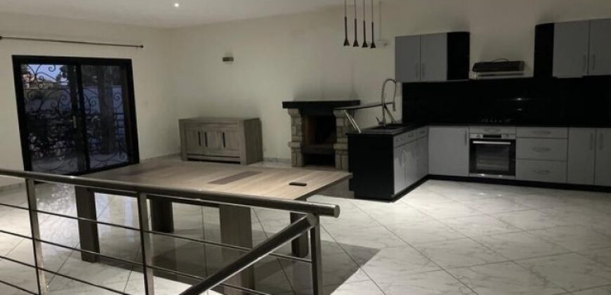 À louer une charmante villa F5 à étage située dans une résidence sécurisée à Ambatobe