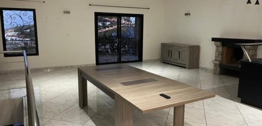 À louer une charmante villa F5 à étage située dans une résidence sécurisée à Ambatobe