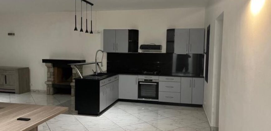 À louer une charmante villa F5 à étage située dans une résidence sécurisée à Ambatobe
