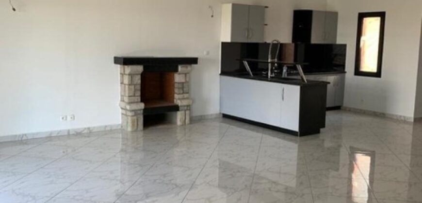 À louer une charmante villa F5 à étage située dans une résidence sécurisée à Ambatobe