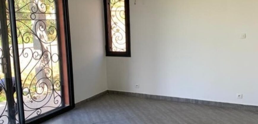 À louer une charmante villa F5 à étage située dans une résidence sécurisée à Ambatobe