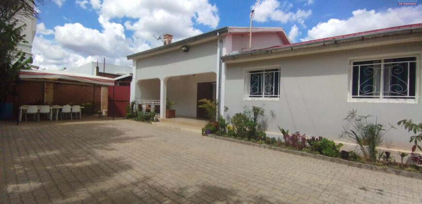 À louer une villa basse de type T5 située dans une résidence calme et sécurisée à Ambohibao Manerinerina