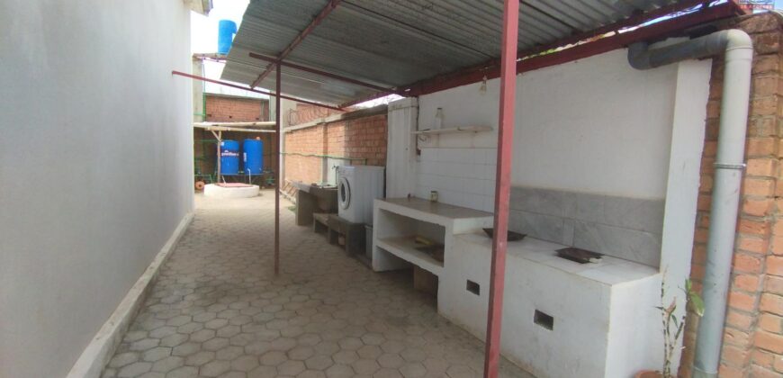 À louer une villa basse de type T5 située dans une résidence calme et sécurisée à Ambohibao Manerinerina