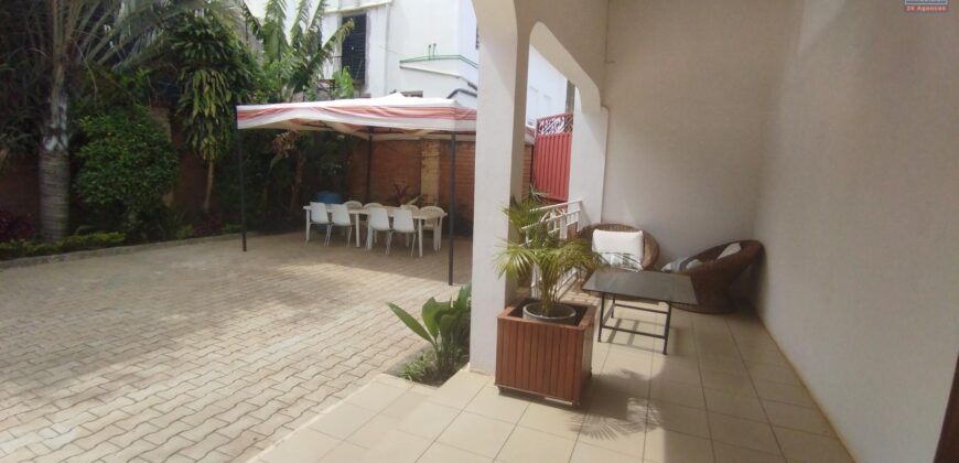 À louer une villa basse de type T5 située dans une résidence calme et sécurisée à Ambohibao Manerinerina