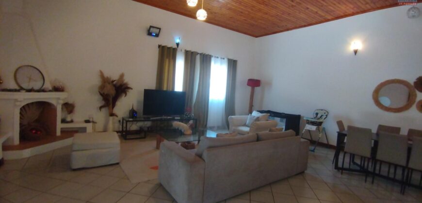 À louer une villa basse de type T5 située dans une résidence calme et sécurisée à Ambohibao Manerinerina