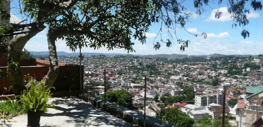 À louer une villa meublée T3 située en plein centre avec vue sur Ambohijatovo Ambony