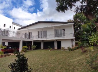 Location d’une vaste villa T5 située dans le quartier résidentiel et paisible d’Androhibe