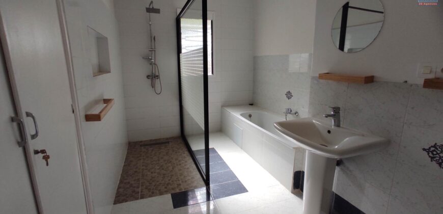 Location d’une vaste villa T5 située dans le quartier résidentiel et paisible d’Androhibe