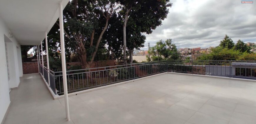 Location d’une vaste villa T5 située dans le quartier résidentiel et paisible d’Androhibe