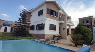 À louer à Amoronkona : Villa T6 meublée et équipée avec piscine et grand jardin