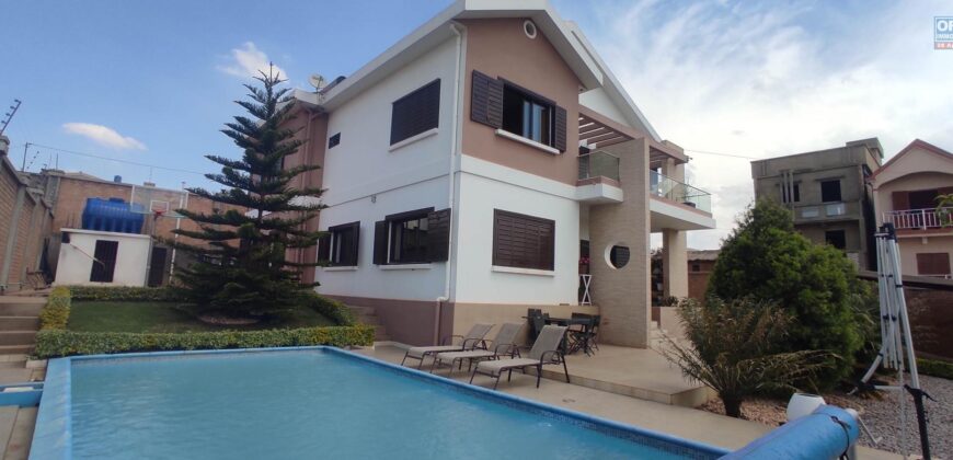 À louer à Amoronkona : Villa T6 meublée et équipée avec piscine et grand jardin