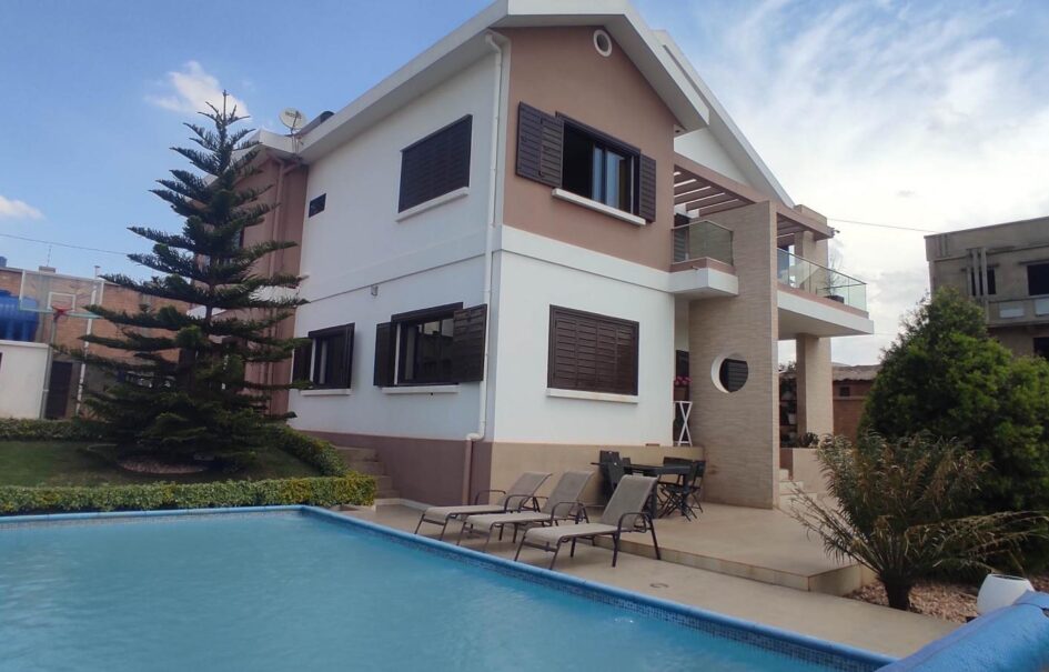 À louer à Amoronkona : Villa T6 meublée et équipée avec piscine et grand jardin