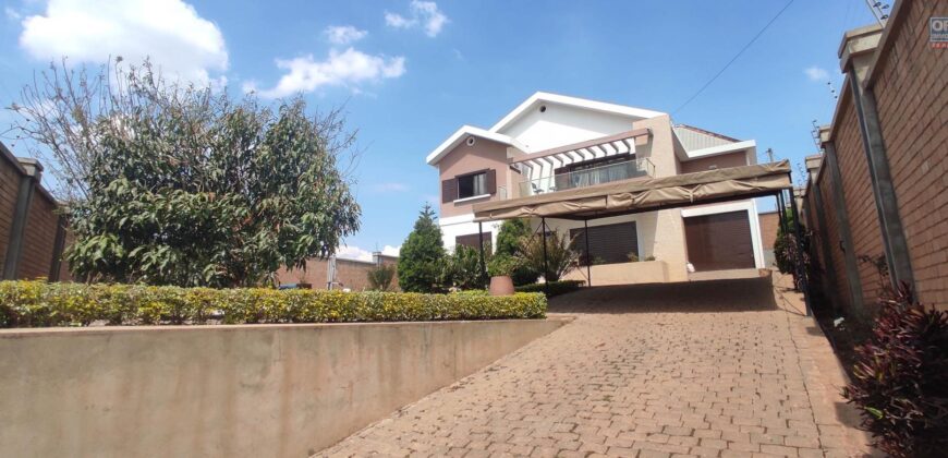 À louer à Amoronkona : Villa T6 meublée et équipée avec piscine et grand jardin