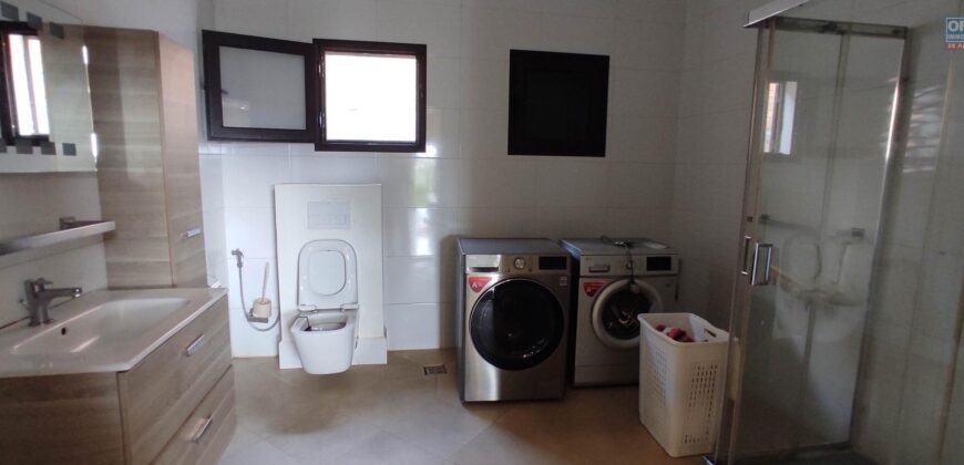 À louer à Amoronkona : Villa T6 meublée et équipée avec piscine et grand jardin