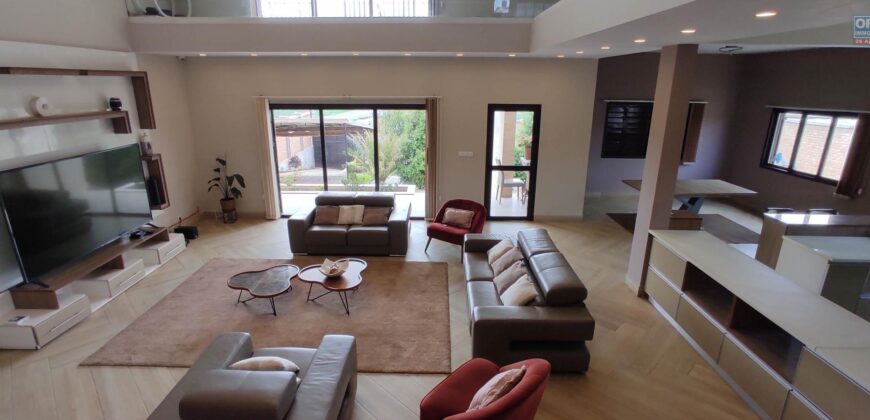 À louer à Amoronkona : Villa T6 meublée et équipée avec piscine et grand jardin