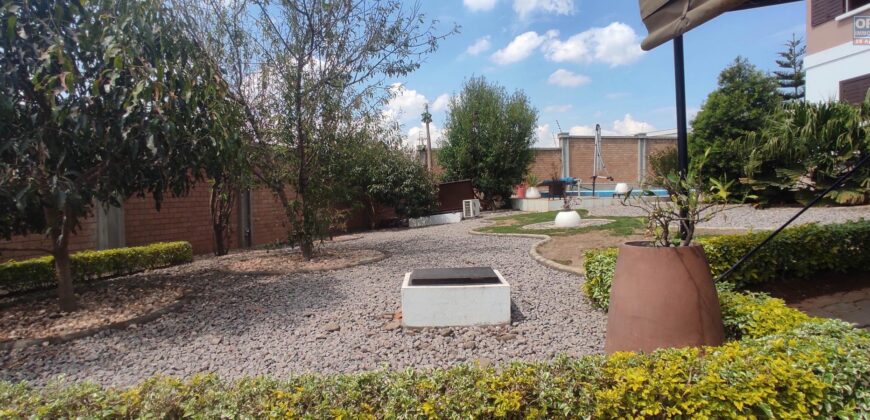 À louer à Amoronkona : Villa T6 meublée et équipée avec piscine et grand jardin