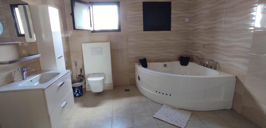 À louer à Amoronkona : Villa T6 meublée et équipée avec piscine et grand jardin