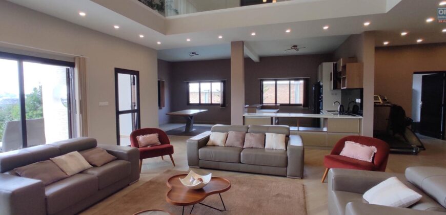 À louer à Amoronkona : Villa T6 meublée et équipée avec piscine et grand jardin