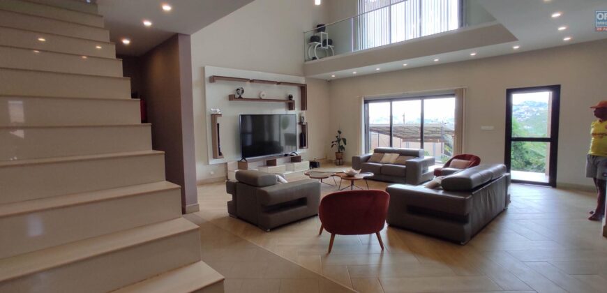 À louer à Amoronkona : Villa T6 meublée et équipée avec piscine et grand jardin