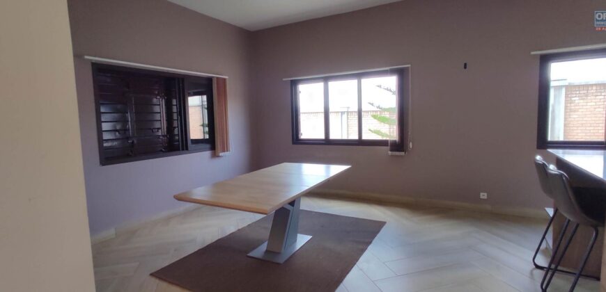 À louer à Amoronkona : Villa T6 meublée et équipée avec piscine et grand jardin