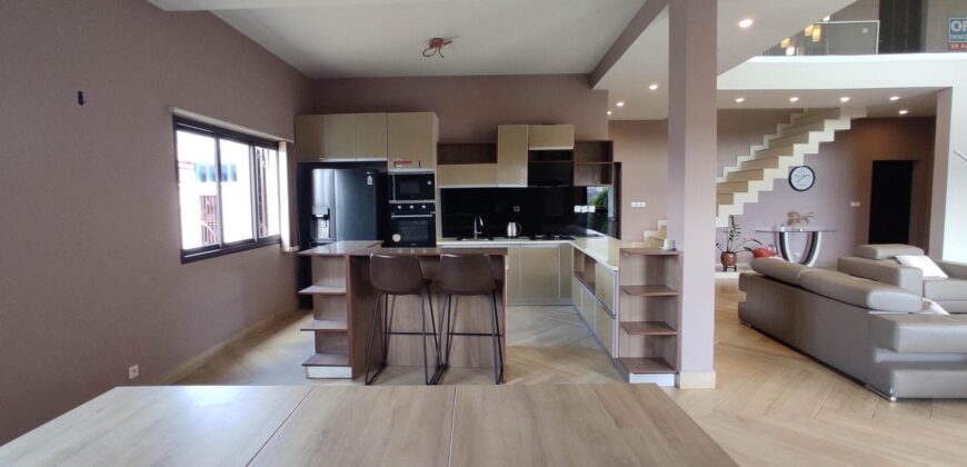 À louer à Amoronkona : Villa T6 meublée et équipée avec piscine et grand jardin