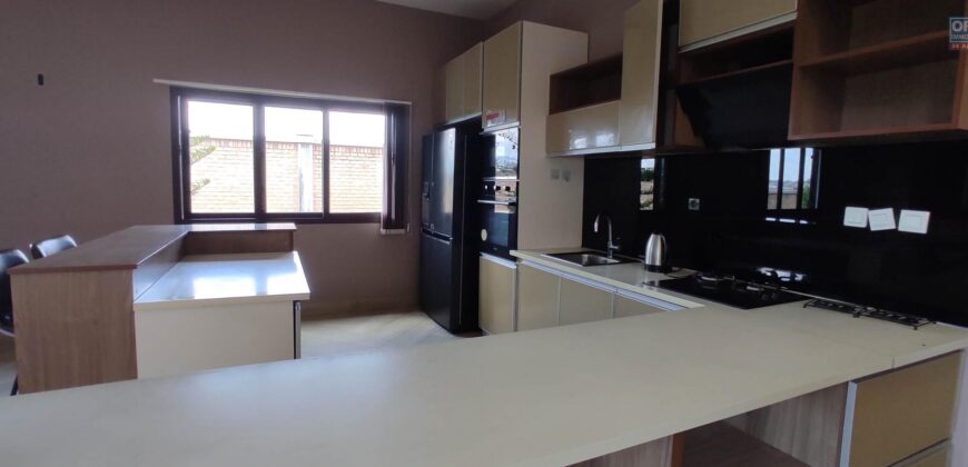 À louer à Amoronkona : Villa T6 meublée et équipée avec piscine et grand jardin